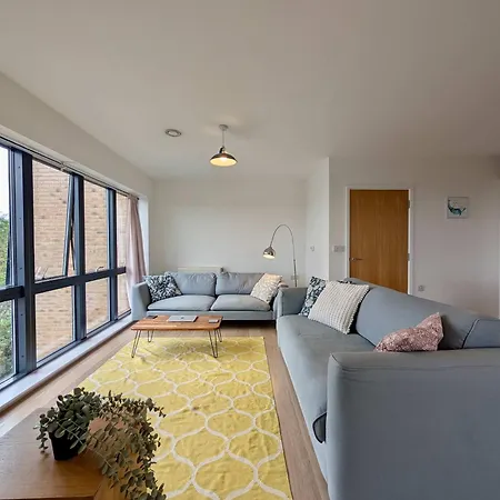 Modern Top-Floor Flat With Amazing Views
